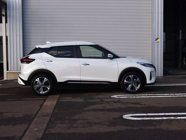 NISSAN KICKS X FOUR TWO TONE INTERIOR EDITION