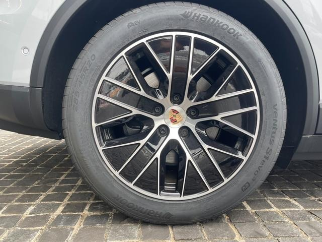 PORSCHE MACAN ELECTRIC MACAN SUNROOF
