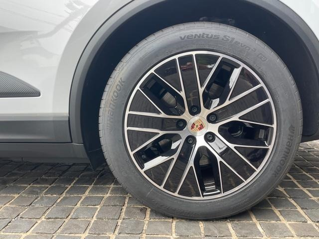 PORSCHE MACAN ELECTRIC MACAN SUNROOF