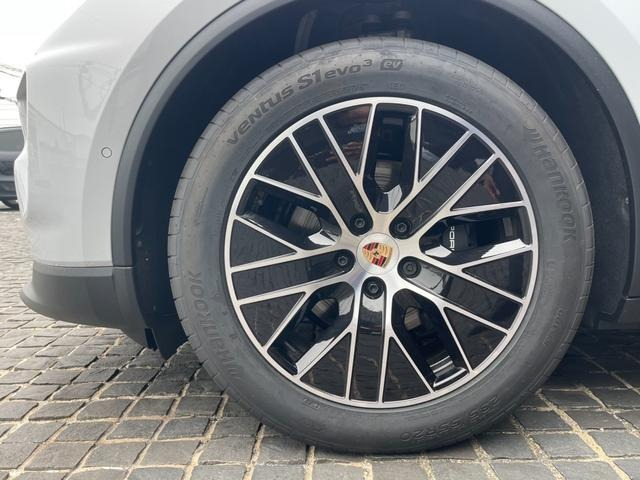 PORSCHE MACAN ELECTRIC MACAN SUNROOF
