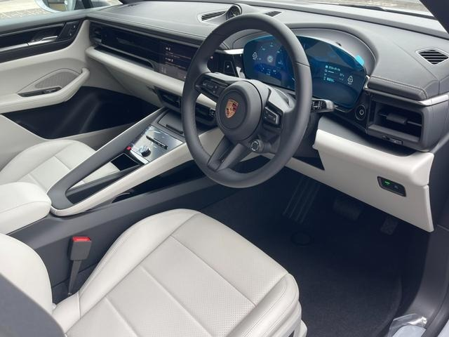 PORSCHE MACAN ELECTRIC MACAN SUNROOF