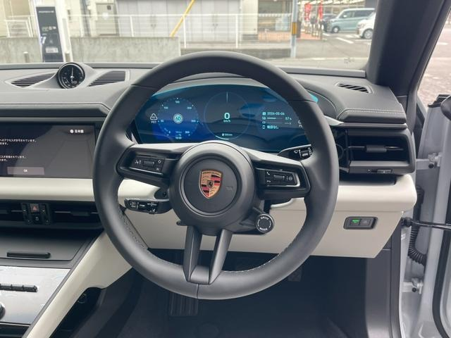PORSCHE MACAN ELECTRIC MACAN SUNROOF