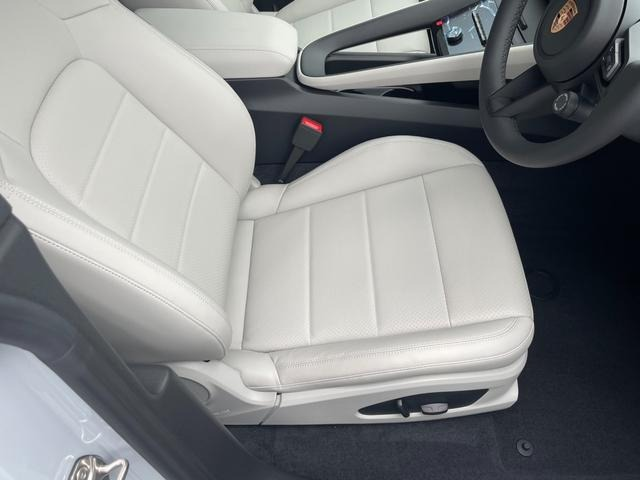 PORSCHE MACAN ELECTRIC MACAN SUNROOF