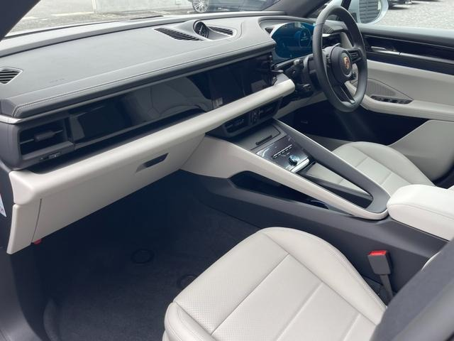 PORSCHE MACAN ELECTRIC MACAN SUNROOF