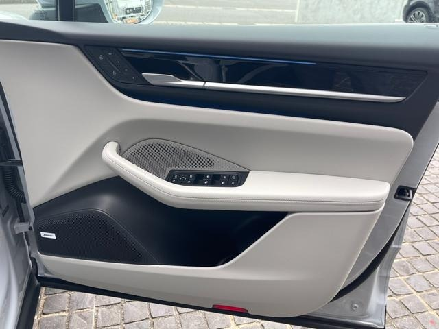 PORSCHE MACAN ELECTRIC MACAN SUNROOF