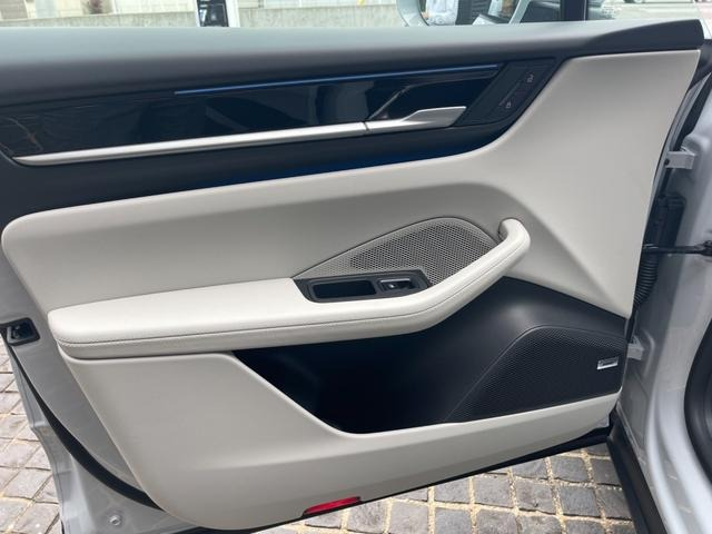 PORSCHE MACAN ELECTRIC MACAN SUNROOF