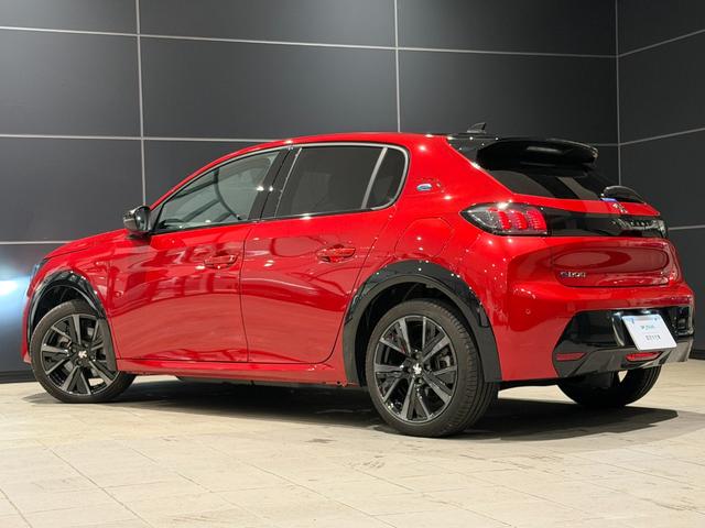 PEUGEOT E-208 GT
