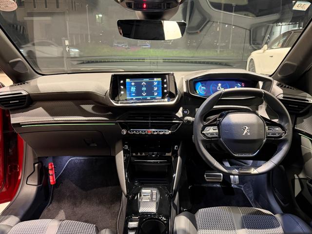 PEUGEOT E-208 GT