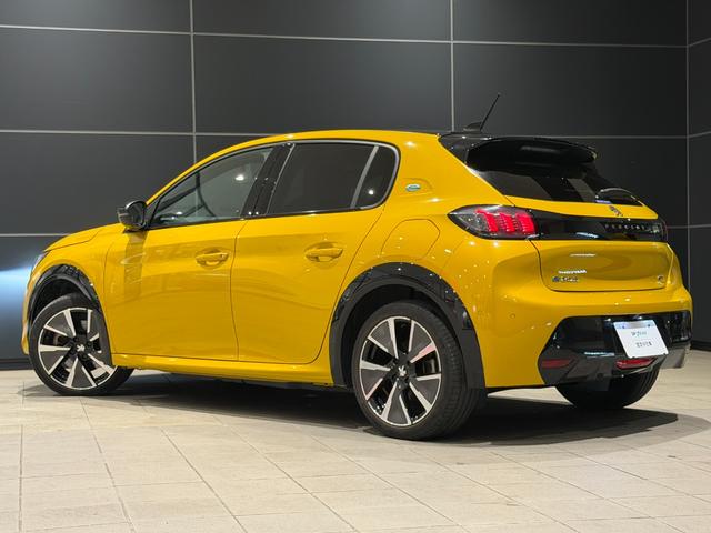 PEUGEOT E-208 GT