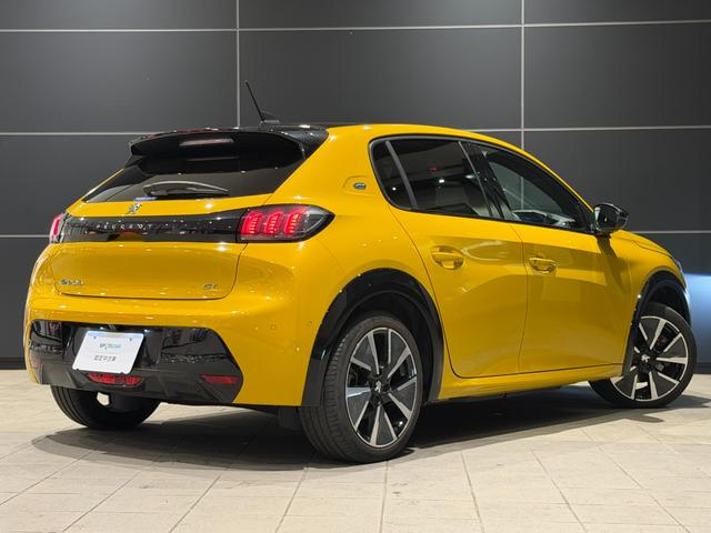 PEUGEOT E-208 GT