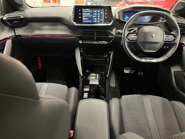 PEUGEOT E-208 GT
