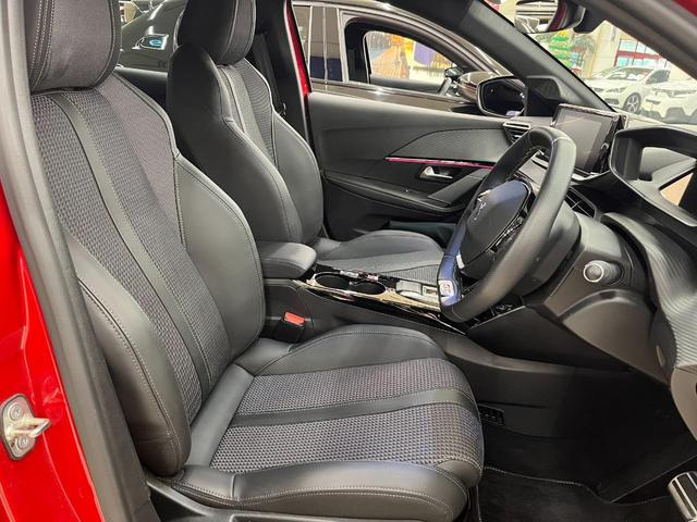PEUGEOT E-208 GT