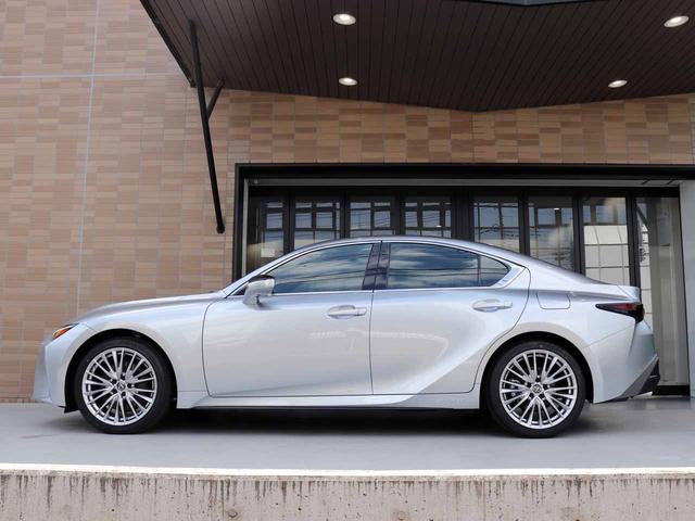 LEXUS IS IS300H VERSION L