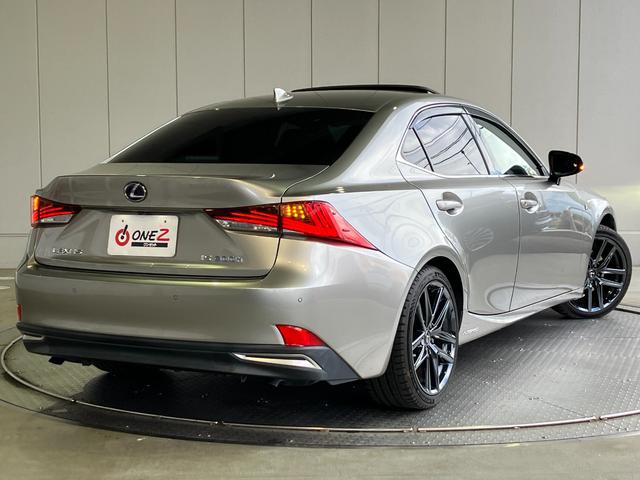 LEXUS IS IS300H BLACK SEQUENCE