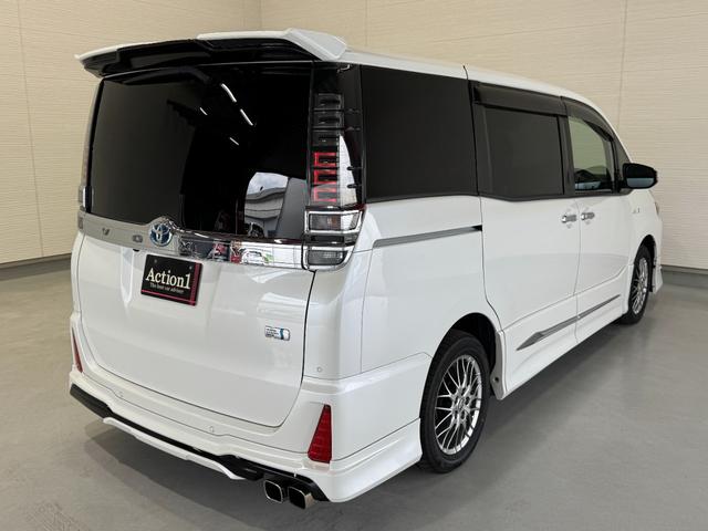 TOYOTA VOXY HYBRID ZS KIRAMEKI II