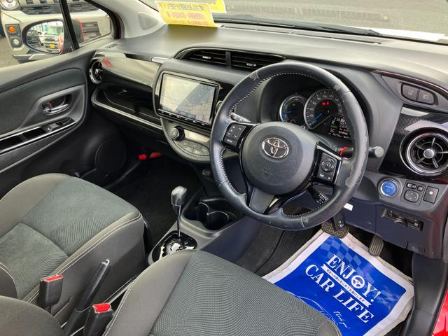 TOYOTA VITZ HYBRID U